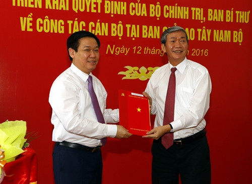 Đồng chí Đinh Thế Huynh trao Quyết định Trưởng ban chỉ đạo Tây Nam Bộ cho đồng chí Vương Đình Huệ. Ảnh: Duy Khương - TTXVN