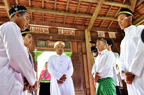 Lễ Kuột san của đồng bào Chăm (An Giang). Lễ Kuột san của đồng bào Chăm (An Giang).