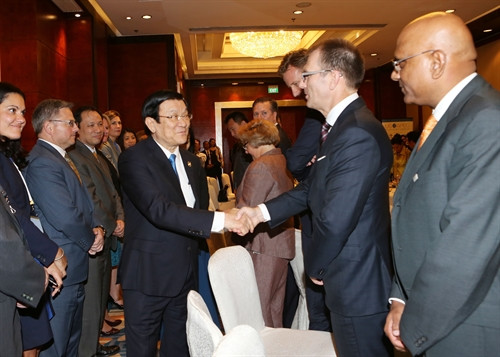 Chiều17/11/2015, tại Thủ đô Manila, Chủ tịch nước Trương Tấn Sang toạ đàm với các Tập đoàn Hoa Kỳ, trong chương trình Hội nghị cấp cao APEC lần thứ 23 tại Philippines. Trong ảnh: Chủ tịch nước Trương Tấn Sang với đại diện các Tập đoàn Hoa Kỳ. Ảnh: Nguyễn Khang – TTXVN Chiều17/11/2015, tại Thủ đô Manila, Chủ tịch nước Trương Tấn Sang toạ đàm với các Tập đoàn Hoa Kỳ, trong chương trình Hội nghị cấp cao APEC lần thứ 23 tại Philippines. Trong ảnh: Chủ tịch nước Trương Tấn Sang với đại diện các Tập đoàn Hoa Kỳ. Ảnh: Nguyễn Khang – TTXVN