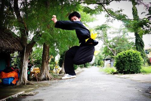 Môn sinh võ Gò Công thực hiện bài Câu liêm. Ảnh: Nam Thái – TTXVN Võ sinh thực hiện bài quyền với mái chèo. Ảnh: Nam Thái – TTXVN Môn sinh võ Gò Công thực hiện bài đối kháng đôi. Ảnh: Nam Thái – TTXVN Môn sinh võ Gò Công thực hiện bài roi đối kháng. Ảnh: Nam Thái – TTXVN Môn sinh võ Gò Công thực hiện bài Câu liêm. Ảnh: Nam Thái – TTXVN Võ sinh thực hiện bài quyền với mái chèo. Ảnh: Nam Thái – TTXVN Môn sinh võ Gò Công thực hiện bài đối kháng đôi. Ảnh: Nam Thái – TTXVN Môn sinh võ Gò Công thực hiện bài roi đối kháng. Ảnh: Nam Thái – TTXVN