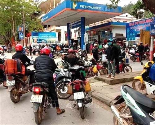 Người dân đổ xô đi mua xăng dầu tích trữ. Ảnh: Trần Tĩnh - TTXVN