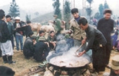 Thắng cố (chảo canh) là món ăn được ưa thích của người Hmông. Ðây là món canh gồm các loại thịt, xương, lòng, gan, tim, phổi bò (dê) cắt thành từng miếng nhỏ được nấu chung trong chảo to. Người Hmông thường nấu Thắng cố khi nhà có bữa đám hay trong các chợ phiên. Thắng cố (chảo canh) là món ăn được ưa thích của người Hmông. Ðây là món canh gồm các loại thịt, xương, lòng, gan, tim, phổi bò (dê) cắt thành từng miếng nhỏ được nấu chung trong chảo to. Người Hmông thường nấu Thắng cố khi nhà có bữa đám hay trong các chợ phiên.