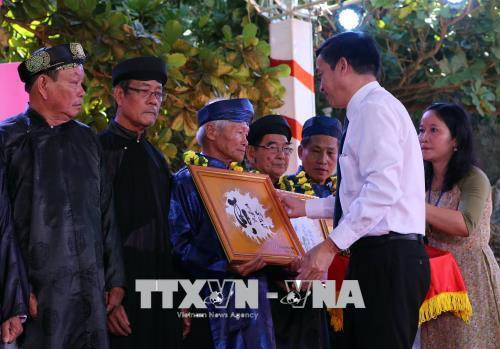 Trao tặng quà tri ân hiếu đạo các cụ cao niên có uy tín trên địa bàn tại Lễ hội Vu lan báo hiếu - Ngũ Hành Sơn năm 2018 . Ảnh: Trần Lê Lâm - TTXVN Trao tặng quà tri ân hiếu đạo các cụ cao niên có uy tín trên địa bàn tại Lễ hội Vu lan báo hiếu - Ngũ Hành Sơn năm 2018 . Ảnh: Trần Lê Lâm - TTXVN