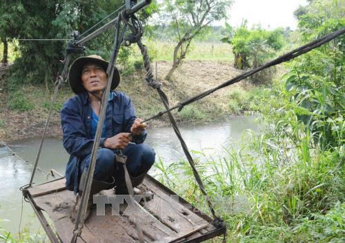 Người dân di chuyển bằng cáp treo tự chế. Ảnh: Nguyễn Tuấn Anh – TTXVN