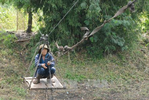 Người dân di chuyển bằng cáp treo tự chế. Ảnh: Nguyễn Tuấn Anh – TTXVN