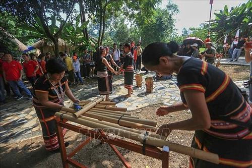 Nhạc cụ dân tộc là cây đàn Klong-put là linh hồn trong các buổi lễ của người Xơ Đăng. Ảnh: Trọng Đạt - TTXVN