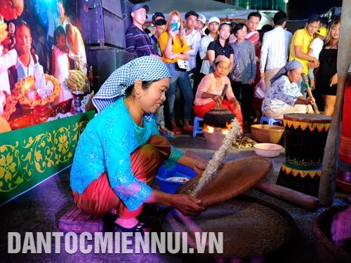 Tái hiện làng nghề làm cốm dẹp truyền thống của đồng bào Khmer Nam Bộ. Ảnh: Phúc Thanh