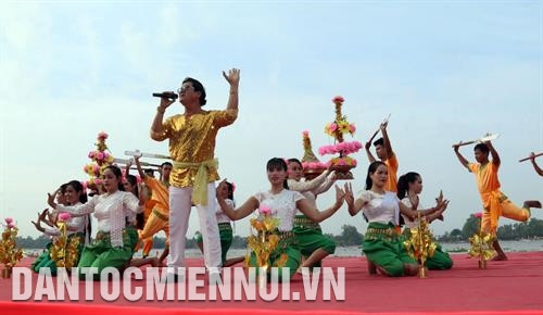 Biểu diễn văn nghệ Khmer bên khán đài sông Cái Lớn phục vụ người dân tham gia lễ hội Oóc Om Bóc 2019 tại tỉnh Kiên Giang. Ảnh: Lê Sen Biểu diễn văn nghệ Khmer bên khán đài sông Cái Lớn phục vụ người dân tham gia lễ hội Oóc Om Bóc 2019 tại tỉnh Kiên Giang. Ảnh: Lê Sen