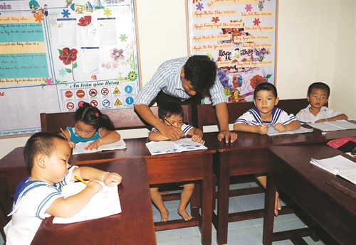 Một góc xã đảo Song Tử Tây Hệ thống điện gió trên đảo Song Tử Tây Lớp học ở xã đảo Song Tử Tây, nơi “ươm mầm” cho các thế hệ tương lai ở Trường Sa Chăn nuôi gia cầm góp phần đảm bảo dinh dưỡng cho các bữa ăn Các chiến sĩ tập thể dục, thể thao, rèn luyện sức khỏe vào buổi chiều hàng ngày Một góc xã đảo Song Tử Tây Hệ thống điện gió trên đảo Song Tử Tây Lớp học ở xã đảo Song Tử Tây, nơi “ươm mầm” cho các thế hệ tương lai ở Trường Sa Chăn nuôi gia cầm góp phần đảm bảo dinh dưỡng cho các bữa ăn Các chiến sĩ tập thể dục, thể thao, rèn luyện sức khỏe vào buổi chiều hàng ngày