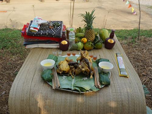 Mâm lễ cúng thổ công ngoài trời trong Lễ cúng cơm mới. Ảnh: Hoàng Tâm