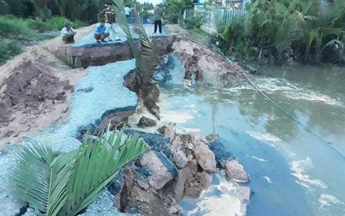 Một vụ sạt lở nghiêm trọng tại xã Phước Lại, huyện Cần Giuộc, tỉnh Long An khiến giao thông bị tắc nghẽn. Nguồn: Báo Long An online