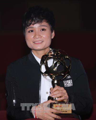 Cầu thủ Nguyễn Thị Vạn (TKS Việt Nam) đoạt giải cầu thủ nữ trẻ xuất sắc nhất. Ảnh: Quang Nhựt - TTXVN Cầu thủ Nguyễn Thị Vạn (TKS Việt Nam) đoạt giải cầu thủ nữ trẻ xuất sắc nhất. Ảnh: Quang Nhựt - TTXVN