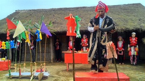 Thầy ngọn mời Ngọc Hoàng xuống dự nghi lễ giải hạn và mừng thọ. Thầy ngọn mời Ngọc Hoàng xuống dự nghi lễ giải hạn và mừng thọ.