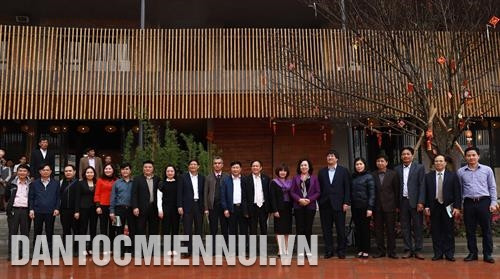 Phó Bí thư Thường trực Thành ủy Hà Nội Ngô Thị Thanh Hằng với các đồng chí lãnh đạo và người dân huyện Ứng Hòa. Phó Bí thư Thường trực Thành ủy Hà Nội Ngô Thị Thanh Hằng với các đồng chí lãnh đạo và người dân huyện Ứng Hòa.