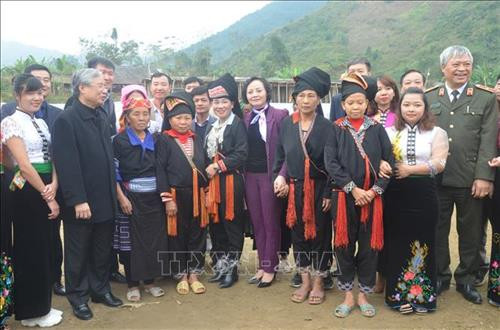 Đồng chí Trần Quốc Vượng cùng lãnh đạo tỉnh Yên Bái thăm hỏi, động viên người dân huyện Văn Yên. Ảnh: Tuấn Anh - TTXVN Đồng chí Trần Quốc Vượng cùng lãnh đạo tỉnh Yên Bái thăm hỏi, động viên người dân huyện Văn Yên. Ảnh: Tuấn Anh - TTXVN