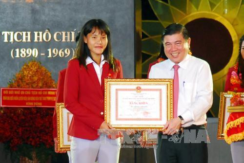 Chủ tịch UBND TP. Hồ Chí Minh Nguyễn Thành Phong tặng Bằng khen cho các cá nhân đã có thành tích xuất sắc trong tham gia thi đấu và đoạt huy chương vàng. Ảnh: Mạnh Linh-TTXVN