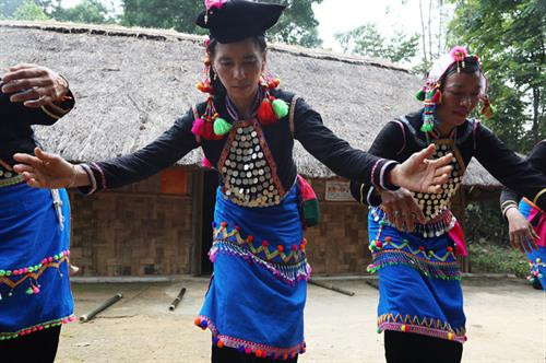 "Cuộc sống của người dân tộc Si La gắn chặt với núi rừng, điều kiện canh tác rất khó khăn nên đồng bào luôn mơ ước về sự no đủ. Đó là lý do ra đời của Lễ mừng cơm mới", Nghệ nhân ưu tú Hù Cố Xuân, Kan Hồ, Mường Tè, Lai Châu nói. Lễ cơm mới diễn ra tại ra đình trưởng họ của mỗi dòng họ. Những người phụ nữ trong gia đình sẽ chuẩn bị các lễ vật. Trưởng họ sẽ chuẩn bị ba viên đá (1 viên đại diện cho thần linh, 1 viên là trưởng họ, 1 viên là khách đến nhà). Gia chủ (trưởng họ) thay mặt dòng họ để làm phần nghi lễ mời tổ tiên, ông bà, cha mẹ và những người đã khuất về hưởng thụ. Lễ cúng thường được làm vào buổi chiều, bởi theo quan niệm của người Si La khi mặt trời lặn ông bà mới có thể về bên con cháu. Những người đại diện cho các gia đình trong dòng họ chuẩn bị lễ vật, hẹn ngày y Hợi, Ngọ, Tỵ, Thân hoặc Thìn để mang lễ vật đi làm lễ. Khi đến nơi, mỗi người sẽ mở những lễ vật bày lên chiếc mâm lớn. Lễ vật là đồ ăn thức uống quen thuộc, được chuẩn bị từ nhiều ngày trước đó. Mỗi gia đình tự đồ cơm bằng gạo mới của nhà mình, gói trong lá chuối, 1 số loại củ như khoai sọ, gừng cùng với 1 con sóc, 1 con cua, 1 con cá đã được chế biến, gói vào lá chuối, hấp chín. Đây là những lễ vật bắt buộc phải có. Thầy cúng đặt cơm và cây lúa chuẩn bị thu hoạch lên ban thờ tổ tiên để kết thúc nghi thức cúng. Sau lễ, gia chủ và con cháu trong nhà bày mâm mời anh em họ hàng, khách khứa trong bản dự bữa cơm mới. Gia đình nào khó khăn, trưởng dòng họ cho đem lễ vật đã cúng về nhà ăn. Các phụ nữ say sưa uống rượu trong bữa cơm. Họ nhảy múa, hát các bài dân ca truyền thống, trò chơi dân gian của dân tộc mình. Các điệu hát và tiếng sáo, tiếng đàn vang lên khắp núi rừng báo hiệu một mùa bội thu, an lành, no ấm. "Cuộc sống của người dân tộc Si La gắn chặt với núi rừng, điều kiện canh tác rất khó khăn nên đồng bào luôn mơ ước về sự no đủ. Đó là lý do ra đời của Lễ mừng cơm mới", Nghệ nhân ưu tú Hù Cố Xuân, Kan Hồ, Mường Tè, Lai Châu nói. Lễ cơm mới diễn ra tại ra đình trưởng họ của mỗi dòng họ. Những người phụ nữ trong gia đình sẽ chuẩn bị các lễ vật. Trưởng họ sẽ chuẩn bị ba viên đá (1 viên đại diện cho thần linh, 1 viên là trưởng họ, 1 viên là khách đến nhà). Gia chủ (trưởng họ) thay mặt dòng họ để làm phần nghi lễ mời tổ tiên, ông bà, cha mẹ và những người đã khuất về hưởng thụ. Lễ cúng thường được làm vào buổi chiều, bởi theo quan niệm của người Si La khi mặt trời lặn ông bà mới có thể về bên con cháu. Những người đại diện cho các gia đình trong dòng họ chuẩn bị lễ vật, hẹn ngày y Hợi, Ngọ, Tỵ, Thân hoặc Thìn để mang lễ vật đi làm lễ. Khi đến nơi, mỗi người sẽ mở những lễ vật bày lên chiếc mâm lớn. Lễ vật là đồ ăn thức uống quen thuộc, được chuẩn bị từ nhiều ngày trước đó. Mỗi gia đình tự đồ cơm bằng gạo mới của nhà mình, gói trong lá chuối, 1 số loại củ như khoai sọ, gừng cùng với 1 con sóc, 1 con cua, 1 con cá đã được chế biến, gói vào lá chuối, hấp chín. Đây là những lễ vật bắt buộc phải có. Thầy cúng đặt cơm và cây lúa chuẩn bị thu hoạch lên ban thờ tổ tiên để kết thúc nghi thức cúng. Sau lễ, gia chủ và con cháu trong nhà bày mâm mời anh em họ hàng, khách khứa trong bản dự bữa cơm mới. Gia đình nào khó khăn, trưởng dòng họ cho đem lễ vật đã cúng về nhà ăn. Các phụ nữ say sưa uống rượu trong bữa cơm. Họ nhảy múa, hát các bài dân ca truyền thống, trò chơi dân gian của dân tộc mình. Các điệu hát và tiếng sáo, tiếng đàn vang lên khắp núi rừng báo hiệu một mùa bội thu, an lành, no ấm.