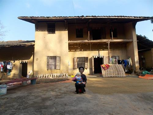 Nhà trình tưởng thôn Bản Khiếng, xây dựng năm 1993.