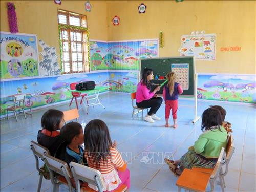 Giờ học của trẻ mầm non ở xã Mường Lạn, huyện Sốp Cộp. Ảnh: Hữu Quyết - TTXVN Giờ học của trẻ mầm non ở xã Mường Lạn, huyện Sốp Cộp. Ảnh: Hữu Quyết - TTXVN