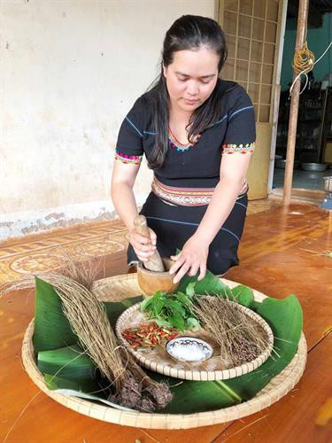 Chị Rơ Châm July giới thiệu các bước làm muối cỏ thơm. Ảnh: Thủy Bình Chị Rơ Châm July giới thiệu các bước làm muối cỏ thơm. Ảnh: Thủy Bình