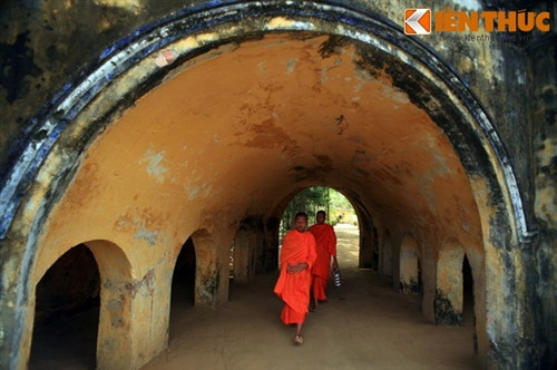 Tọa lạc tại khóm 3, thị trấn Châu Thành, thuộc huyện Châu Thành, tỉnh Trà Vinh, chùa Hang (tên chính thức là chùa Kompông Chrây) được coi là một trong những ngôi chùa Khmer Nam Bộ đẹp và độc đáo nhất Việt Nam. Chùa được thành lập năm 1637 và đã trải qua 22 đời sư trụ trì. Năm 1968 trong sự kiện Tết Mậu Thân, chùa bị bom đạn tàn phá nặng nề. Năm 1977, sư Thạch Suông (nay là sư trụ trì đời thứ 23) trở về, và vận động phục dựng lại chùa. Từ đó đến nay, qua nhiều lần trùng tu, ngôi chùa trở nên khang trang và bề thế. Do cổng phụ của ngôi chùa được thiết kế như một cái hang nên người dân trong vùng quen gọi đây là chùa Hang. Lâu dần,khách thập phương chỉ còn biết đến ngôi chùa qua tên gọi chùa Hang Trà Vinh. Cổng phụ nằm ven tỉnh lộ 36, xây dựng vòm cuốn, tường rất dày, dài 12m, gồm một lối đi chính và hai lối đi phụ ở hai bên, thông với nhau bằng nhiều cổng vòm gợi liên tưởng đến một cái hang. Đây là kiểu thiết kế cổng chùa độc nhất vô nhị, có lẽ không chỉ ở Việt Nam mà còn ở các ngôi chùa Phật giáo trên thế giới.