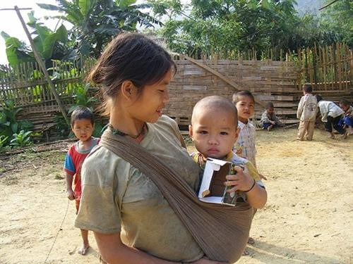 Một bà mẹ trẻ người Đan Lai. Ngày xưa, chuyện tảo hôn, hôn nhân cận huyết, đẻ nhiều là chuyện "đương nhiên" của tộc người chỉ sống trong rừng, không biết đến thế giới bên ngoài