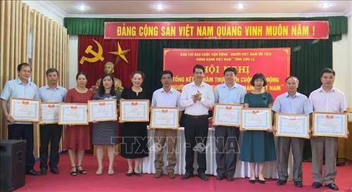 Tặng Bằng khen của Chủ tịch UBND tỉnh Sơn La cho các tập thể có thành tích xuất sắc trong thực hiện Cuộc vận động “Người Việt Nam ưu tiên dùng hàng Việt Nam” giai đoạn 2009 - 2019. Ảnh: Nguyễn Cường - TTXVN Tặng Bằng khen của Chủ tịch UBND tỉnh Sơn La cho các tập thể có thành tích xuất sắc trong thực hiện Cuộc vận động “Người Việt Nam ưu tiên dùng hàng Việt Nam” giai đoạn 2009 - 2019. Ảnh: Nguyễn Cường - TTXVN