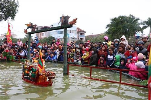 Người dân thưởng thức các tiết mục múa rối nước. Ảnh: Mạnh Minh- TTXVN Đông đảo nhân dân tập trung thưởng thức các tiết mục múa rối nước, đặc biệt là các em nhỏ. Ảnh: Mạnh Minh- TTXVN Gần 20 nghệ nhân của phường rối nước Thanh Hải, huyện Thanh Hà, tỉnh Hải Dương đã say sưa cống hiến những tiết mục đặc sắc như: tễu giáo đầu, rồng đốt lá đề, sự tích Hồ gươm, hội xuống đồng, múa tiên, chọi trâu, câu ếch, quần nơm úp cá, quay tơ dệt lụa, vũ hội quần hồng. Ảnh: Mạnh Minh - TTXVN Tiết mục Sự tích Hồ Gươm. Ảnh: Mạnh Minh - TTXVN