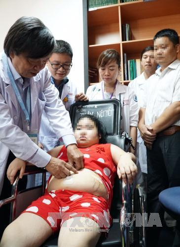 Bác sĩ kiểm tra tình trạng sức khỏe của bệnh nhi sau khi phẫu thuật bóc u tuyến thượng thận. Ảnh: Phương Vy – TTXVN Bác sĩ kiểm tra tình trạng sức khỏe của bệnh nhi sau khi phẫu thuật bóc u tuyến thượng thận. Ảnh: Phương Vy – TTXVN