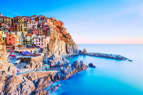 Manarola (Cinque Terre, Italy): Italy không thiếu những nơi lên ảnh tuyệt đẹp, nhưng ấn tượng nhất là chuỗi làng ven biển của Cinque Terre. Cinque Terre (nghĩa là “năm vùng đất”) được tạo thành từ Vernazza, Riomaggiore, Corniglia, Monterosso và Manarola, nằm dọc theo bờ Ligurian thuộc miền bắc Italy. Được bao phủ bởi biển nhà rực rỡ bám sát vào bức tường đá kiên cố, Manarola là khu vực nổi tiếng với rượu vang tuyệt ngon, tranh của Antonio Discovolors, và đặc biệt, hoàn toàn vắng bóng ôtô và đèn hiệu giao thông. Ảnh: Italian Travel Connection. Civita di Bagnoregio (Italy): Cách thành Rome khoảng 120 km về phía bắc, Civita Di Bagnoregio là kiệt tác thiên nhiên nằm trên một ngọn đồi, bên trên một hẻm núi. Được thành lập cách đây hơn 2.500 năm, trong suốt thế kỷ 20, cư dân của làng chỉ vẻn vẹn còn lại 6 người. Ngày nay, vào mùa đông, có khoảng 12 người sinh sống và khi hè đến, có đến khoảng 100 người. Ngoài phong cảnh đẹp như tranh, khu vực còn có vài cửa hàng thú vị và một số kiến trúc có lịch sử vài nghìn năm tuổi. Ảnh: Lazypenguins. Pitigliano (Italy): Thị trấn này nằm trên đỉnh một hòn đá tufa ở độ cao hơn 300 m so với mực nước biển và thường được xuất hiện trên bưu thiếp cũng như các vật phẩm du lịch khác của Italy. Hiện nay Pitigliano có khoảng 300 ngôi nhà với dân số vào cỡ 4.000 người và chỉ có một lối ra kiêm lối vào duy nhất. Đến đây, bạn có thể bắt gặp nhiều ngôi mộ và hang động được chạm khắc từ những vách đá trong suốt nhiều thế kỉ đã được sử dụng làm hầm chứa rượu vang. Ảnh: Smarter Travel. Matera (Italy): Được UNESCO công nhận là di sản thế giới, Matera là khu xuất hiện dân định cư lâu đời nhất lịch sử. Từ thời xưa, người dân ở đây đã chạm khắc lên đá vôi để tạo ra những ngôi nhà trông giống như hang động. Có niên đại từ 15.000 năm trước Công nguyên, hiện nay, nhiều ngôi nhà của khu vực đã được “phù phép” thành những quán ăn và khách sạn phong cách. Ảnh: Sassi di Matera. Azenhas Do Mar (Sintra, Bồ Đào Nha): Azenhas do Mar nằm lách mình giữa một bên biển và một bên núi với những ngôi nhà trắng và hồ bơi được chạm khắc từ đá vào những năm 1950. Nằm dọc các vách đá gần Sintra, ngôi làng này nổi tiếng với phong cảnh ngoạn mục và ẩm thực xuất sắc. Đến đây, bạn sẽ có cơ hội thưởng thức một trong những món ăn ngon nhất Bồ Đào Nha - từ hải sản tươi sống như sò biển, trai, tôm hùm đến súp bánh mì và bánh mousse trái cây, hay đơn giản chỉ là tận hưởng cảm giác thư giãn khi ngắm nhìn bề mặt Đại Tây Dương lấp lánh. Ảnh: Sintra-portugal. Piodao (Bồ Đào Nha): Tọa lạc gần ngay công viên Serra da Estrela, Piodao được xem là một trong những ngôi làng đẹp nhất Bồ Đào Nha với những ngôi nhà chếch lên theo dốc núi. Nhà ở đây được xây bằng vật liệu có sẵn trên khu đồi xung quanh, toàn bộ cửa sổ và cửa ra vào được sơn xanh, đóng vai trò là phần không thể tách rời khỏi tổng thể kiến trúc của làng. Ảnh: The Beauty of Travel. Meteora (Hy Lạp): Cái tên "meteora" (tiếng Hy Lap có nghĩa "lơ lửng giữa không trung") như đã nói lên tất cả. Làng Meteora nằm trên những cột đá cao chọc trời có tầm nhìn bao quát đến cả Kalambaka và Kastraki ở phía bắc trung tâm Hy Lạp. Hiển nhiên, khu phức hợp tu viện chính thống giáo phương Đông này không giống bất kỳ nơi đâu khác trên thế giới. Nhưng đáng nói là, chúng có niên đại từ tận thế kỷ 14 và ngày nay, chỉ còn lại 6 tu viện vẫn được mở cửa cho công chúng. Ảnh: 2017wallpapers. Oia (Santorini, Hy Lạp): Mọi ngôi làng của Santorini đều đẹp ngoạn mục, nhưng nổi bật nhất là Oia - vốn nức tiếng với không gian tĩnh lặng và quanh cảnh lãng mạn khi hoàng hôn buông xuống. Nhà ở Oia sử dụng kiến trúc truyền thống với phần thân được chạm khắc từ đá, nổi bật giữa dãy nhà thờ mái vòm xanh nằm dọc theo những con phố hẹp và mái hiên ngập ánh mặt trời. Về đêm, nhiều người tìm đến quảng trường của làng, nhìn ra biển để được tận mắt ngắm nhìn cảnh mặt trời khuất dần khỏi mặt nước. Ảnh: Holidayguru.