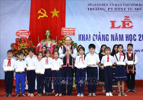 Thủ tướng Nguyễn Xuân Phúc tặng quà cho học sinh Trường Phổ thông Dân tộc nội trú huyện Tu Mơ Rông, tỉnh Kon Tum. Ảnh: Thống Nhất – TTXVN Thủ tướng Nguyễn Xuân Phúc tặng quà cho học sinh Trường Phổ thông Dân tộc nội trú huyện Tu Mơ Rông, tỉnh Kon Tum. Ảnh: Thống Nhất – TTXVN