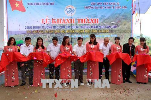 Lễ cắt băng khánh thành ngôi trường mới cho 55 cháu mẫu giáo học tại bản Căn Câu 2. Ảnh: Việt Hoàng – TTXVN Lễ cắt băng khánh thành ngôi trường mới cho 55 cháu mẫu giáo học tại bản Căn Câu 2. Ảnh: Việt Hoàng – TTXVN