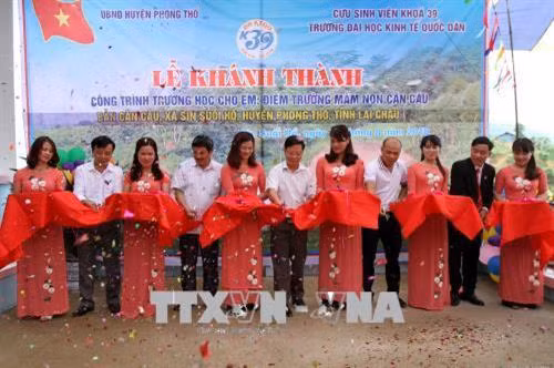 Lễ cắt băng khánh thành ngôi trường mới cho 55 cháu mẫu giáo học tại bản Căn Câu 2. Ảnh: Việt Hoàng – TTXVN Lễ cắt băng khánh thành ngôi trường mới cho 55 cháu mẫu giáo học tại bản Căn Câu 2. Ảnh: Việt Hoàng – TTXVN