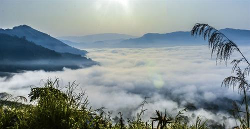 Biển mây nhìn từ trên đèo Tằng Quái. Biển mây nhìn từ trên đèo Tằng Quái.