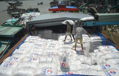 Xuất khẩu gạo tại Công ty GạoViệt ,huyện Thốt Nốt, Thành phố Cần Thơ. Ảnh: Thanh Vũ-TTXVN Xuất khẩu gạo tại Công ty GạoViệt ,huyện Thốt Nốt, Thành phố Cần Thơ. Ảnh: Thanh Vũ-TTXVN