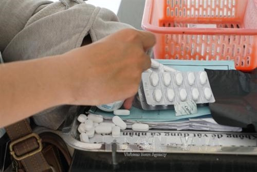 Bệnh nhân HIV lấy thuốc ARV tại khoa Tham vấn và hỗ trợ cộng đồng quận 11, Thành phố Hồ Chí Minh. Ảnh: Phương Vy-TTXVN. Bệnh nhân HIV lấy thuốc ARV tại khoa Tham vấn và hỗ trợ cộng đồng quận 11, Thành phố Hồ Chí Minh. Ảnh: Phương Vy-TTXVN.