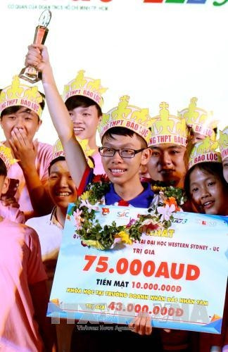 Thí sinh Đặng Vũ Bảo (trường THPT Bảo Lộc, tỉnh Lâm Đồng) – với ước mơ nghề nghiệp là “Kỹ sư sinh học”, đạt giải Nhất cuộc thi với phần thưởng là một suất học bổng toàn phần chương trình cử nhân tại Đại học Western Sydney (Australia) trị giá 75.000 AUD. Ảnh: An Hiếu - TTXVN