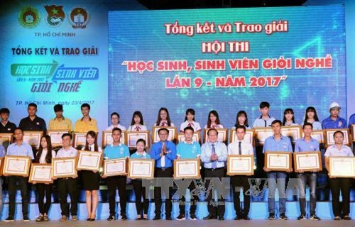 Ban Tổ chức trao Bằng khen của Chủ tịch UBND Thành phố Hồ Chí Minh cho các cá nhân đạt giải nhất Hội thi. Ảnh: An Hiếu - TTXVN