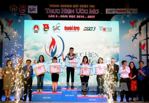 Ban Tổ chức trao bằng khen và phần thưởng cho các thí sinh đạt giải cao tại cuộc thi. Ảnh: An Hiếu - TTXVN