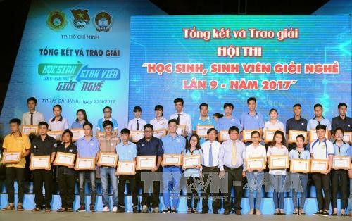 Ban Tổ chức trao Giấy khen của Sở Lao động-Thương binh và Xã hội Thành phố Hồ Chí Minh cho các cá nhân đạt giải nhì của hội thi. Ảnh: An Hiếu - TTXVN