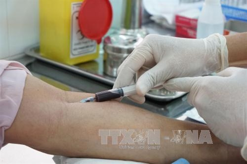 Bệnh nhân HIV kiểm tra máu tại khoa Tham vấn và hỗ trợ cộng đồng quận 11. Ảnh: Phương Vy-TTXVN. Bệnh nhân HIV kiểm tra máu tại khoa Tham vấn và hỗ trợ cộng đồng quận 11. Ảnh: Phương Vy-TTXVN.