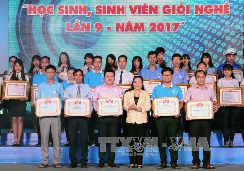 Đồng chí Nguyễn Thị Lệ, Trưởng Ban Dân vận Thành ủy Thành phố Hồ Chí Minh trao bằng khen cho 5 tập thể xuất sắc tại hội thi. Ảnh: An Hiếu - TTXVN