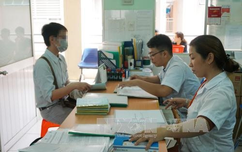 Gần 2.000 bệnh nhân HIV đang điều trị ARV tại khoa Tham vấn và hỗ trợ cộng đồng quận 11, trong đó có 74% đã có thẻ Bảo hiểm y tế. Ảnh: Phương Vy-TTXVN. Gần 2.000 bệnh nhân HIV đang điều trị ARV tại khoa Tham vấn và hỗ trợ cộng đồng quận 11, trong đó có 74% đã có thẻ Bảo hiểm y tế. Ảnh: Phương Vy-TTXVN.