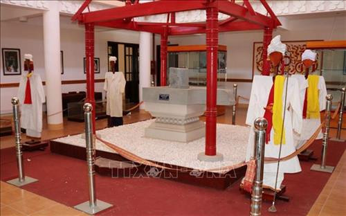 Trang phục chức sắc đồng bào Chăm trưng bày tại Trung tâm nghiên cứu văn hóa Chăm (thành phố Phan Rang - Tháp Chàm). Ảnh: Nguyễn Thành - TTXVN