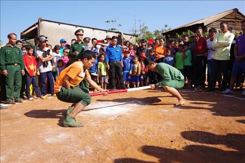 Cán bộ, chiến sỹ Bộ Chỉ huy Quân sự tỉnh Đắk Nông tổ chức các hoạt động vui xuân đón tết với bà con đồng bào dân tộc thiểu số. Ảnh: Ngọc Minh – TTXVN Cán bộ, chiến sỹ Bộ Chỉ huy Quân sự tỉnh Đắk Nông tổ chức các hoạt động vui xuân đón tết với bà con đồng bào dân tộc thiểu số. Ảnh: Ngọc Minh – TTXVN