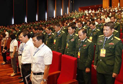 Các đại biểu tưởng niệm các Anh hùng Liệt sĩ. Ảnh: Doãn Tấn - TTXVN Các đại biểu tưởng niệm các Anh hùng Liệt sĩ. Ảnh: Doãn Tấn - TTXVN