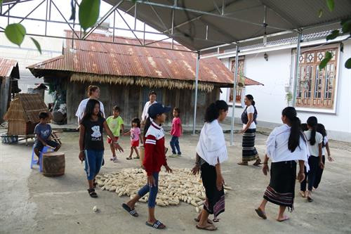 Các em thiếu niên lứa tuổi 14 – 18 tuổi say mê nghe bà dạy hát dân ca Chu ru Bà Mabio truyền “lửa” lửa văn hóa truyền thống của dân tộc cho các em thiếu nhi còn rất ít tuổi qua tiếng chiêng, nhịp trống Các chị lớn dạy lại bài học chiêng cho các em nhỏ Bà Mabio truyền dạy kỹ thuật đánh chiêng cho các em nhỏ Vũ điệu Tamia được các em hào hứng học từ bà Mabio Các em thiếu niên lứa tuổi 14 – 18 tuổi say mê nghe bà dạy hát dân ca Chu ru Bà Mabio truyền “lửa” lửa văn hóa truyền thống của dân tộc cho các em thiếu nhi còn rất ít tuổi qua tiếng chiêng, nhịp trống Các chị lớn dạy lại bài học chiêng cho các em nhỏ Bà Mabio truyền dạy kỹ thuật đánh chiêng cho các em nhỏ Vũ điệu Tamia được các em hào hứng học từ bà Mabio