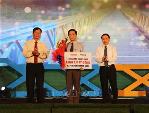 Đồng chí Nguyễn Đức Lợi, Ủy viên Trung ương Đảng, Tổng Giám đốc Thông tấn xã Việt Nam trao tặng 1,8 tỷ đồng xây dựng 3 phòng học cho trường mầm non xã Triệu Tài, huyện Triệu Phong, tỉnh Quảng Trị. Ảnh: Nguyên Lý-TTXVN Đồng chí Nguyễn Đức Lợi, Ủy viên Trung ương Đảng, Tổng Giám đốc Thông tấn xã Việt Nam trao tặng 1,8 tỷ đồng xây dựng 3 phòng học cho trường mầm non xã Triệu Tài, huyện Triệu Phong, tỉnh Quảng Trị. Ảnh: Nguyên Lý-TTXVN