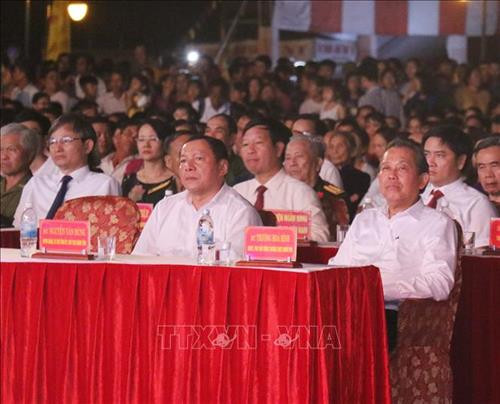 Đồng chí Trương Hòa Bình, Ủy viên Bộ Chính trị, Phó Thủ tướng Thường trực Chính phủ và các đại biểu dự chương trình. Ảnh: Nguyên Lý-TTXVN Đồng chí Trương Hòa Bình, Ủy viên Bộ Chính trị, Phó Thủ tướng Thường trực Chính phủ và các đại biểu dự chương trình. Ảnh: Nguyên Lý-TTXVN