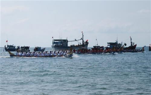 Không khí thi đấu diễn ra sôi nổi giữa các đội đua thuyền rồng